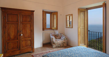 The wonderful view of Positano from above is enjoyable in all rooms